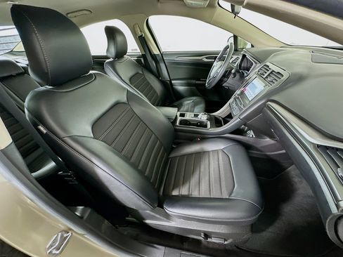 Used 2017 Ford Fusion SE w/ Equipment Group 201A image 28