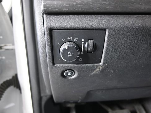 Used 2018 Jeep Grand Cherokee Laredo image 23