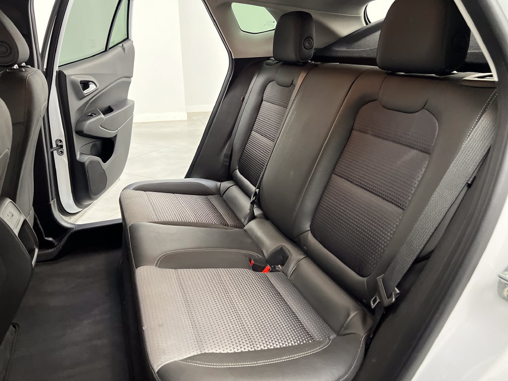 Used 2025 Chevrolet Trax LT FWD image 16