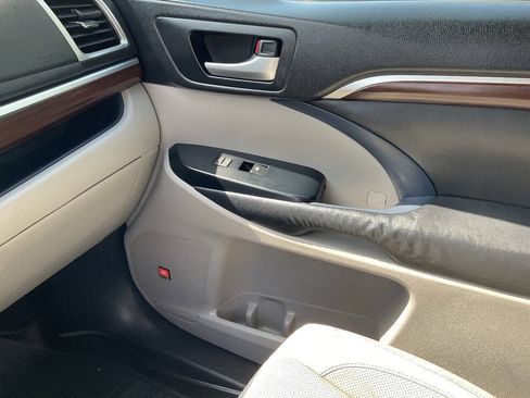 Used 2014 Toyota Highlander Limited w/ Driver Technology Package AWD/4WD image 20