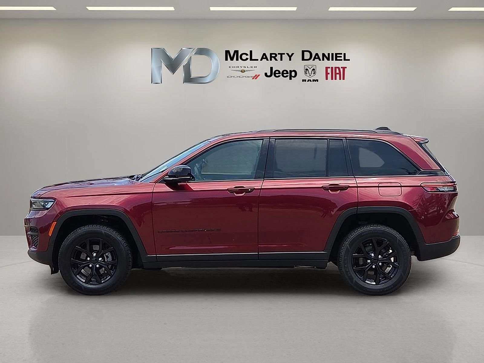 Used 2024 Jeep Grand Cherokee Altitude AWD/4WD image 3