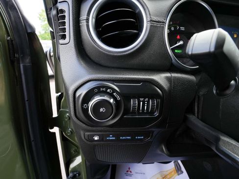 Used 2021 Jeep Wrangler Unlimited Sahara w/ Cold Weather Group AWD/4WD image 17