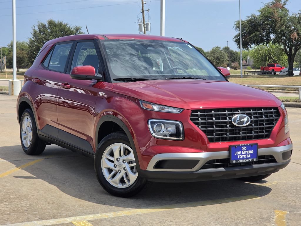Used 2025 Hyundai Venue SE FWD image 2