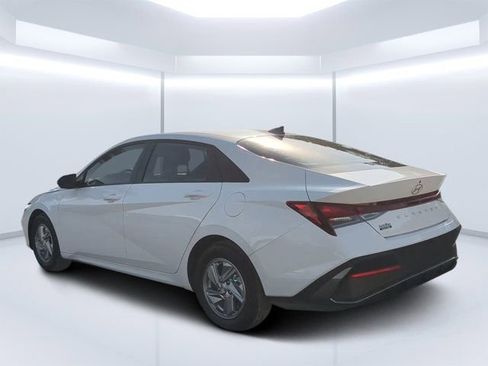 Used 2025 Hyundai Elantra SE FWD image 5