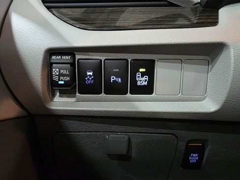 Used 2017 Toyota Sienna XLE w/ XLE Navigation Package image 19