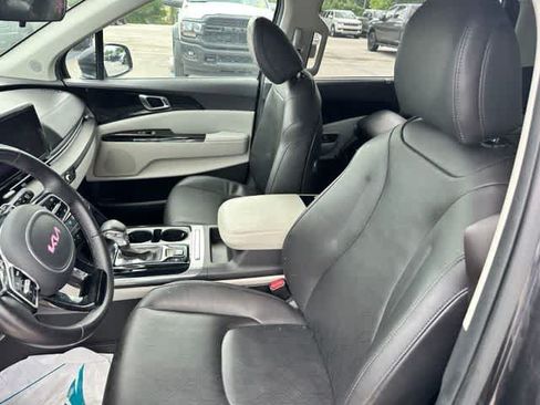 Used 2023 Kia Carnival EX FWD image 3