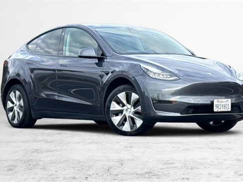 Used 2022 Tesla Model Y Long Range image 2