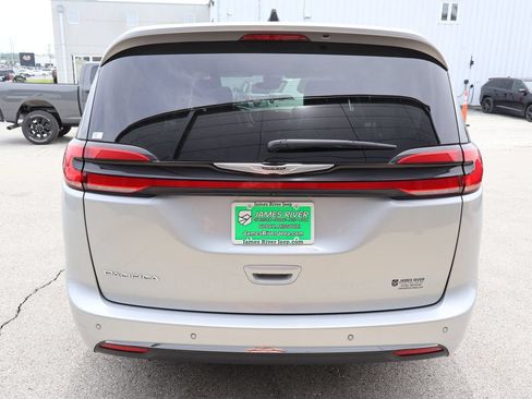 Used 2024 Chrysler Pacifica Touring-L FWD image 4