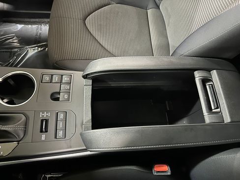 Used 2024 Toyota Highlander LE AWD/4WD image 30