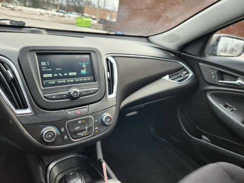 Used 2017 Chevrolet Malibu LT image 21