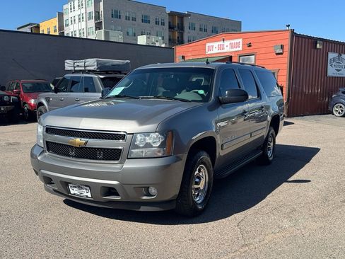 Used 2007 Chevrolet Suburban 2500 LT w/ LT Preferred Equipment Group AWD/4WD image 7