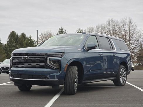 Used 2025 Chevrolet Suburban High Country AWD/4WD image 11