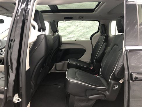 Certified 2024 Chrysler Pacifica Limited w/ Trailer Tow Group image 14