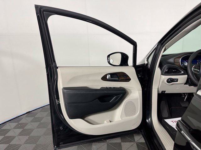 Used 2023 Chrysler Pacifica Limited AWD/4WD image 15
