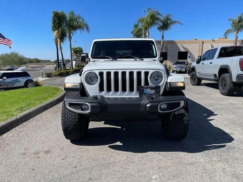 Used 2018 Jeep Wrangler Unlimited Sahara image 2