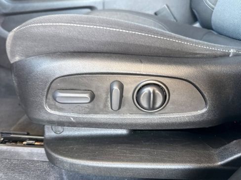 Used 2023 Chevrolet Traverse LT FWD image 19