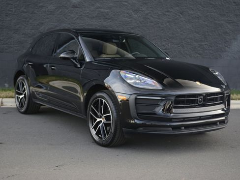 Certified 2025 Porsche Macan image 9