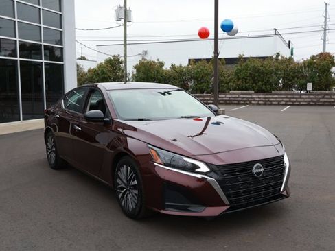 Used 2024 Nissan Altima 2.5 SV image 3