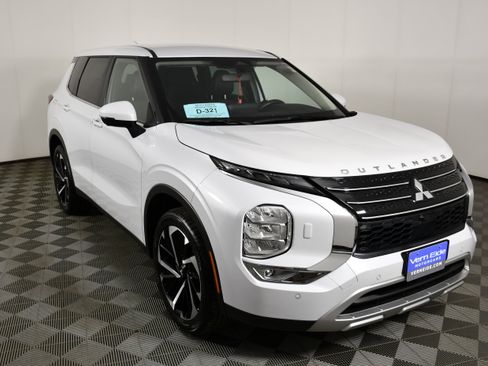 Used 2023 Mitsubishi Outlander SE AWD/4WD image 2