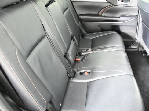 Used 2016 Toyota Highlander XLE image 45