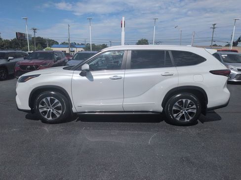 Used 2023 Toyota Highlander XLE AWD/4WD image 2