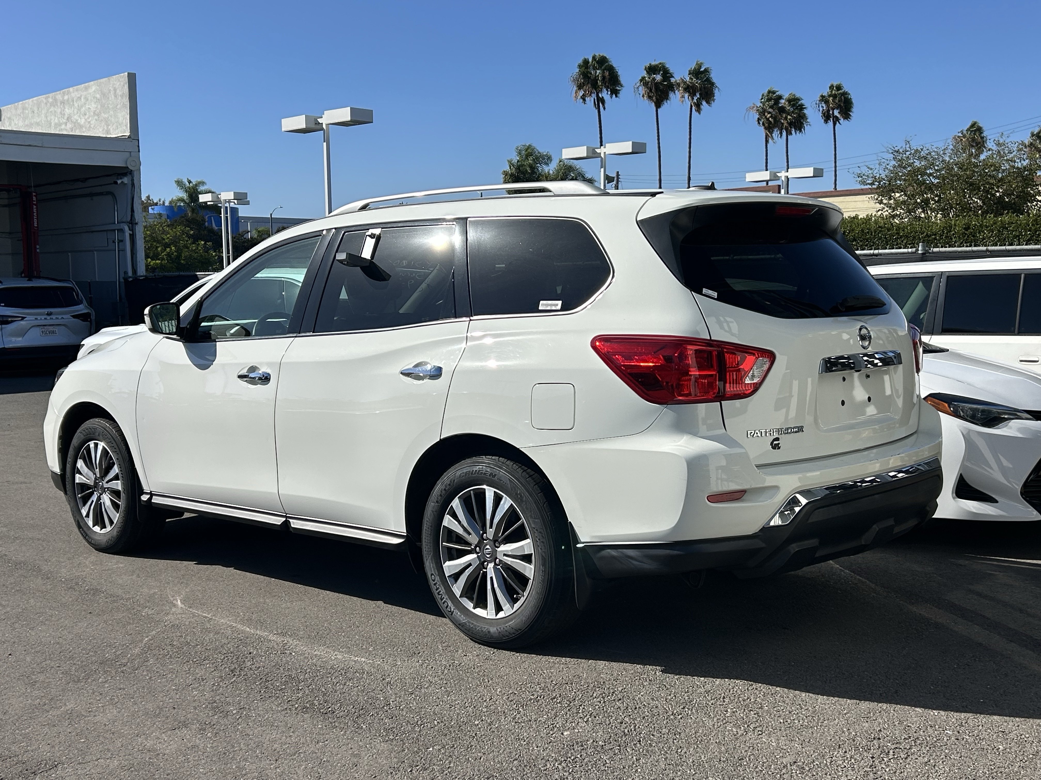 Used 2018 Nissan Pathfinder S FWD image 3