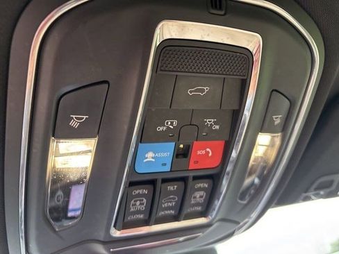 Used 2023 Jeep Grand Cherokee Limited w/ Luxury Tech Group II image 28