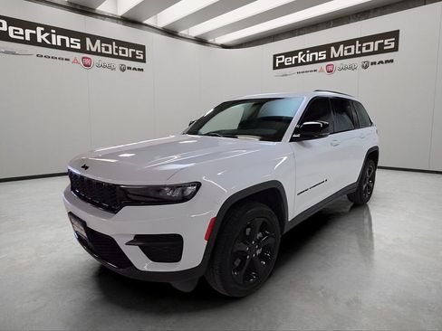 Used 2023 Jeep Grand Cherokee Altitude image 1