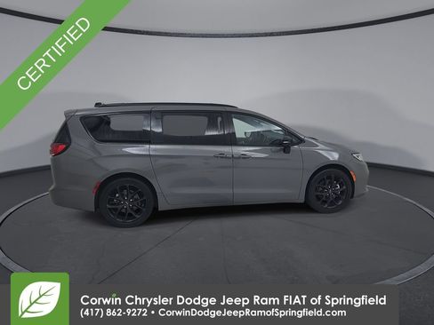 Certified 2025 Chrysler Pacifica Limited FWD image 16