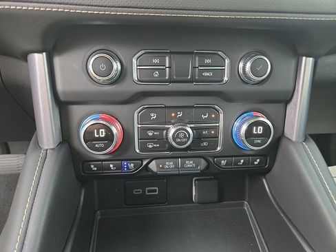 Used 2024 GMC Yukon XL SLT AWD/4WD image 25