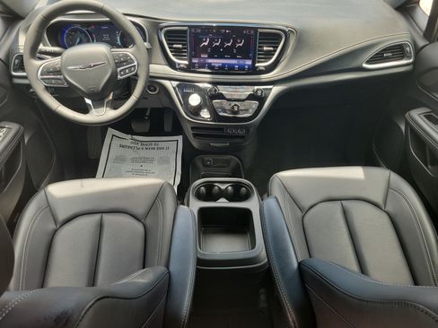 Used 2025 Chrysler Pacifica Select FWD image 10