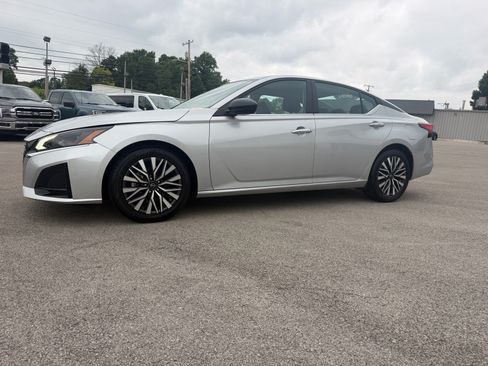 Used 2024 Nissan Altima 2.5 SV FWD image 10