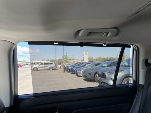 Used 2023 Toyota Highlander XLE AWD/4WD image 25