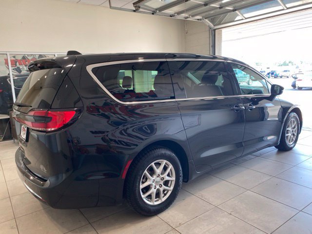 Used 2023 Chrysler Pacifica Touring-L FWD image 4