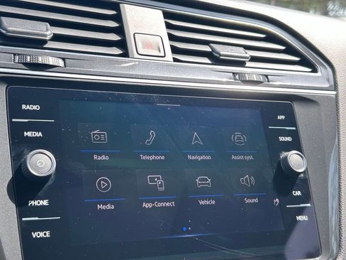 Used 2023 Volkswagen Tiguan SE w/ Panoramic Sunroof Package FWD image 16