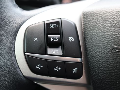 Used 2023 Ford Explorer XLT AWD/4WD image 29