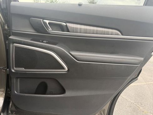 Certified 2025 Kia Telluride EX w/ EX Captain's Chair Package FWD image 30