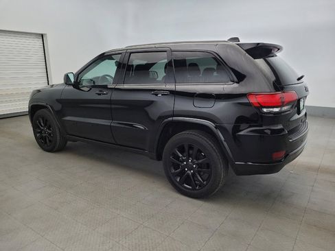 Used 2017 Jeep Grand Cherokee Altitude image 3