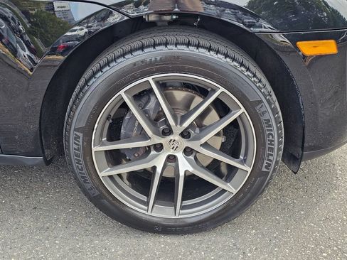 Used 2025 Porsche Macan AWD/4WD image 30