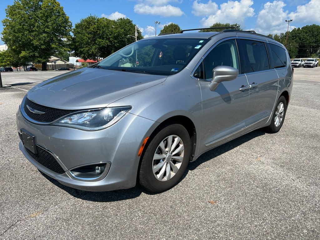 Used 2017 Chrysler Pacifica Touring-L FWD image 2