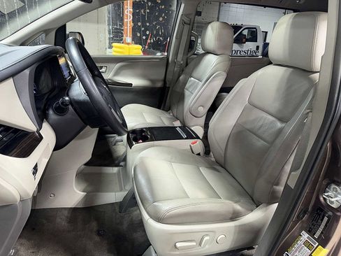 Used 2018 Toyota Sienna XLE w/ XLE Navigation Package image 14