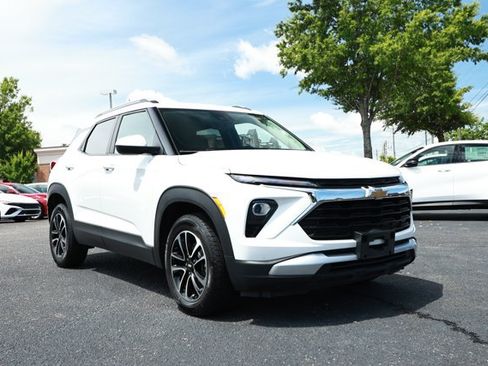 Used 2025 Chevrolet TrailBlazer LT AWD/4WD image 3