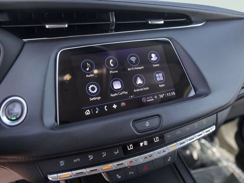 Used 2023 Cadillac XT4 Luxury w/ Cold Weather Package FWD image 17