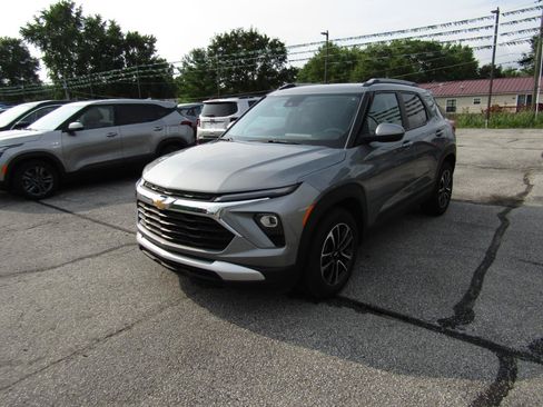 Used 2025 Chevrolet TrailBlazer LT FWD image 3