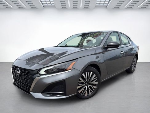 Used 2025 Nissan Altima 2.5 SV FWD image 2