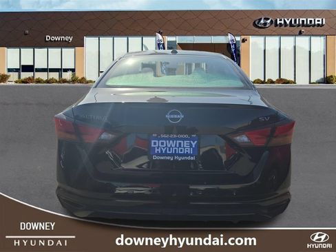 Used 2024 Nissan Altima 2.5 SV FWD image 4