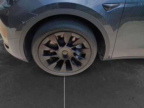 Used 2024 Tesla Model Y Long Range AWD/4WD image 9