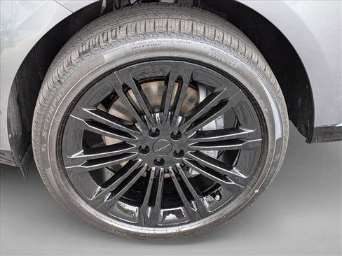 New 2026 Land Rover Range Rover SE image 9