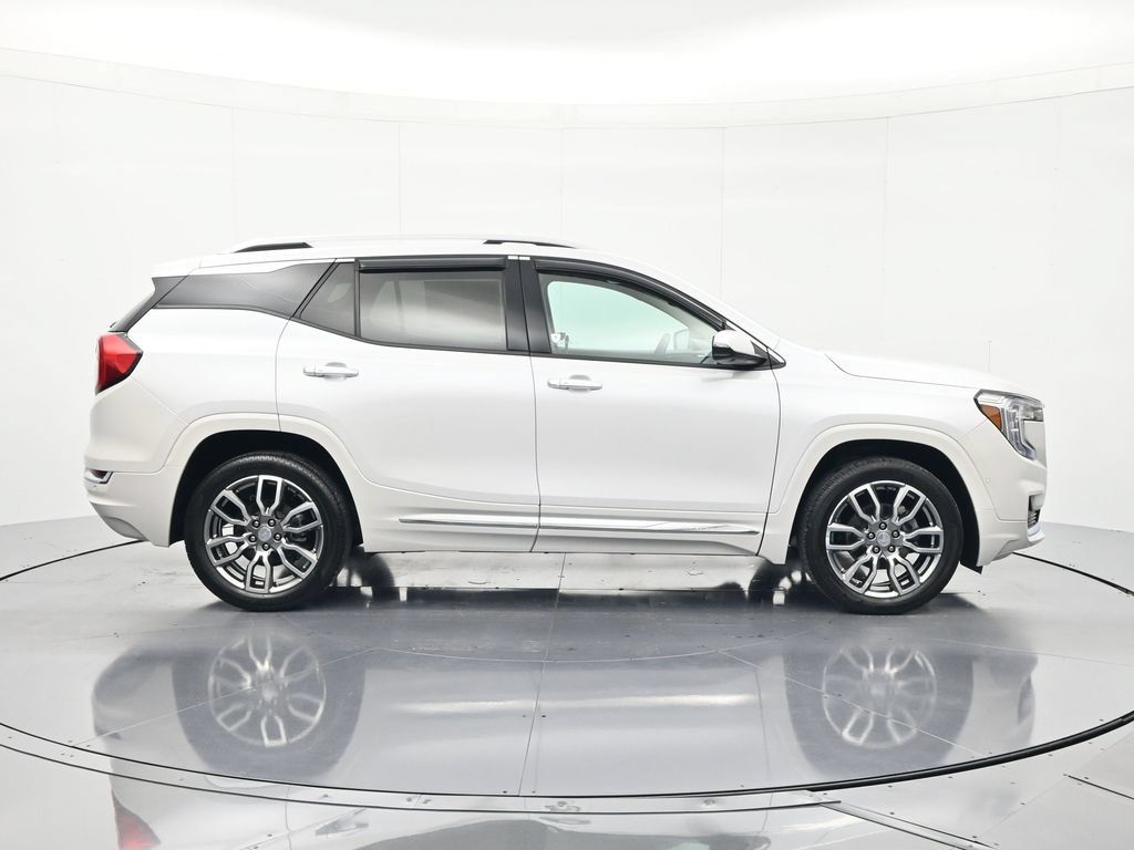 Used 2024 GMC Terrain Denali w/ Denali Premium Package AWD/4WD image 4