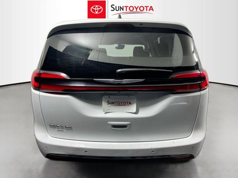 Used 2024 Chrysler Pacifica Touring-L image 5